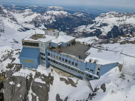 175420737-vista-del-paisaje-invernal-en-la-estación-del-teleférico-del-monte-titlis-sobre-engelberg-en-los