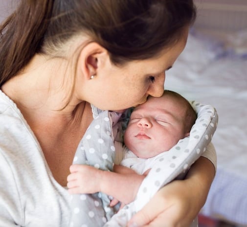 43318-por-que-algunos-bebes-solo-quieren-dormir-la-siesta-en-brazos-de-papa-o-mama