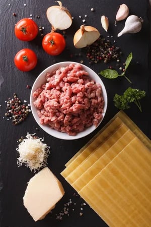 49857979-un-conjunto-de-ingredientes-para-cocinar-lasaña-italiana-sobre-la-mesa-vista-desde-arriba