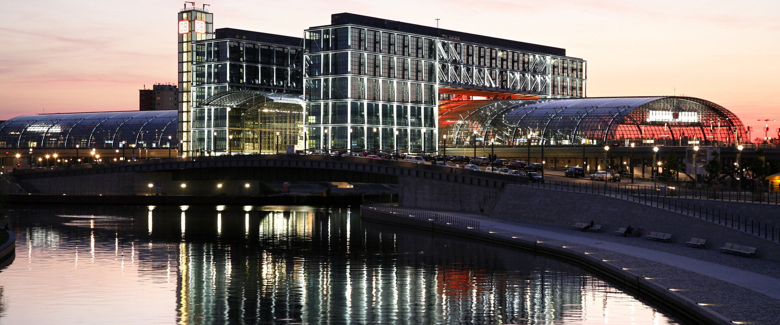 Berliner Hauptbahnhof Abend c_Pierre Adenis_DL_PPT_0