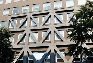 LAMINAS Y ACEROS EDIFICIO JAPONES PROTEGIDO CONTRA SISMO