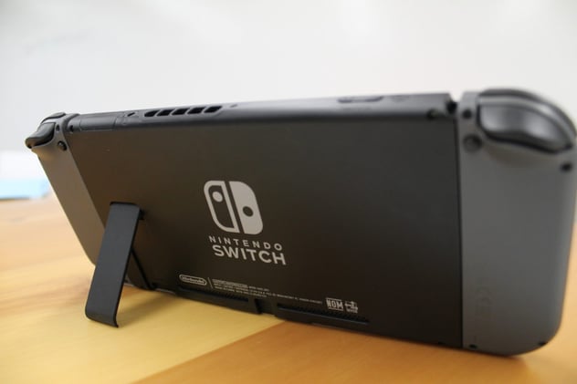 Laminas y aceros Nintnedo-Switch-con-los-Joy-Cons-vista-trasera.jpg