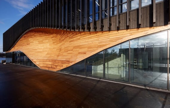 Edificio-del-centro-climático-de-Dinamarca-ocupa-madera-ondulada-en-su-fachada-2-1024x651