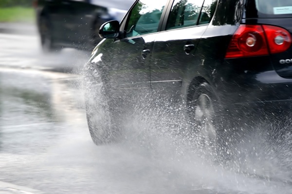 autos-lluvia-peaton-laminas-aceros.jpg
