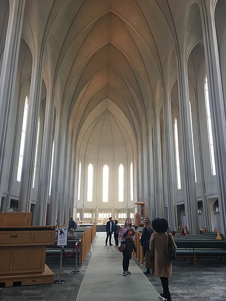 Interior_of_Hallgrímskirkja_Church-1
