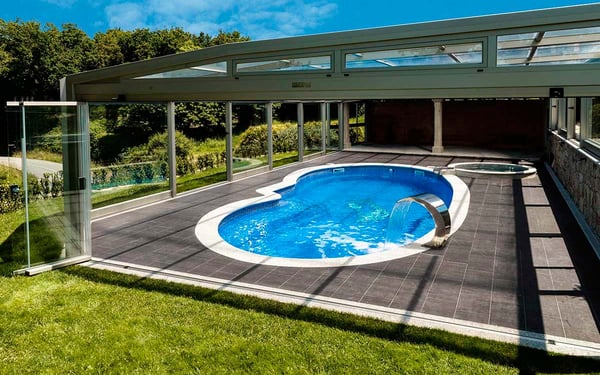 Tipos de cubiertas para proteger tu piscina.