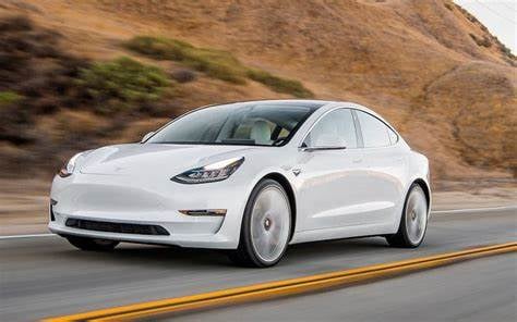 LYA OIP auto electrico Tesla1