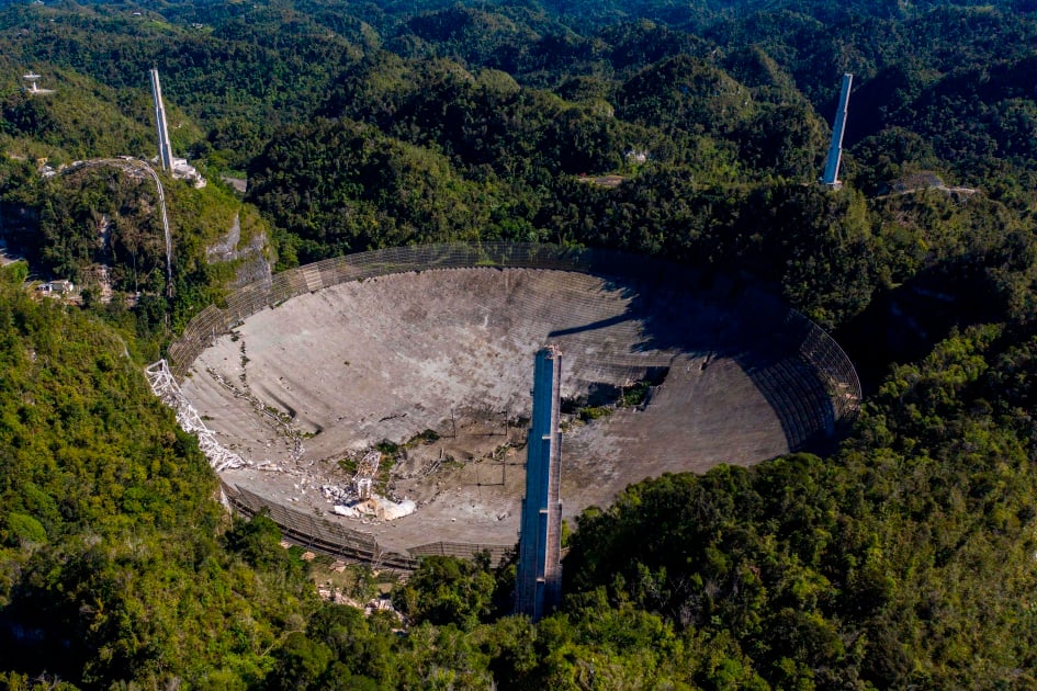 LYA The-Arecibo-Observatorys-telescope-has-collapsed 3