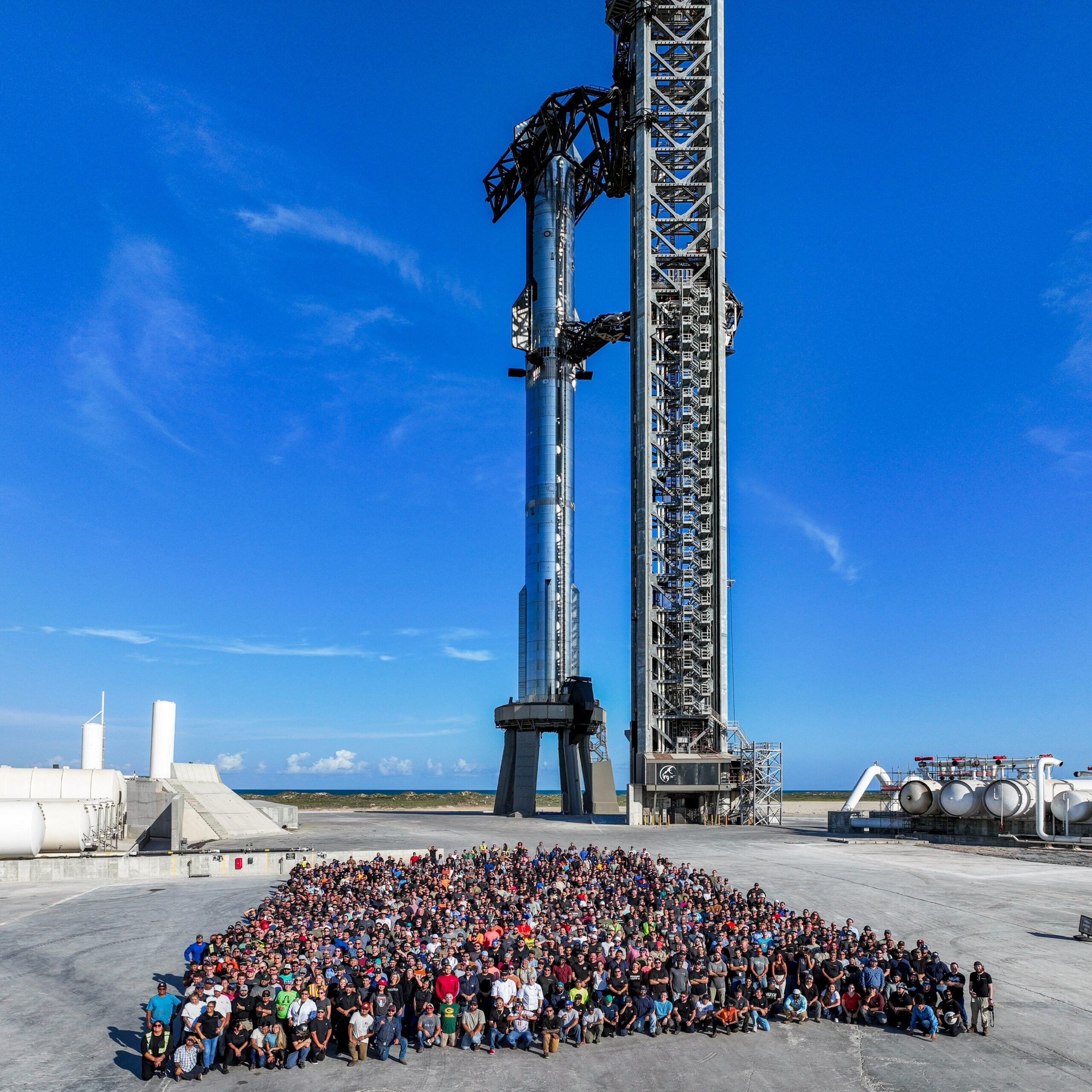The-SpaceX-Starship-Team-group-photo-in-front-of-the-Full-Stack.-Credit-SpaceX-scaled