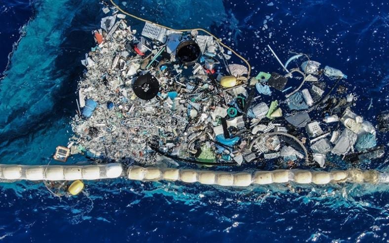 LAMINAS Y ACEROS BASURA EN EL MAR