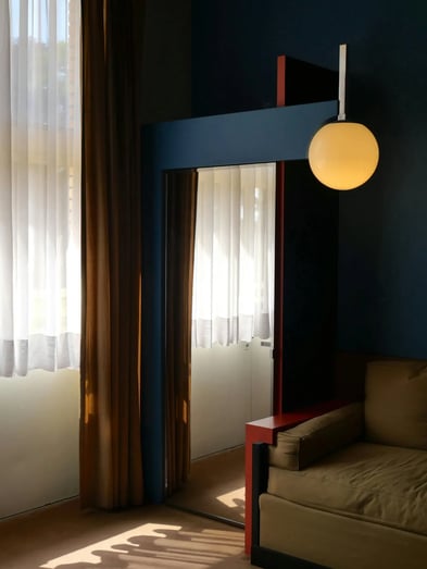 Sala de estar con azul profundo