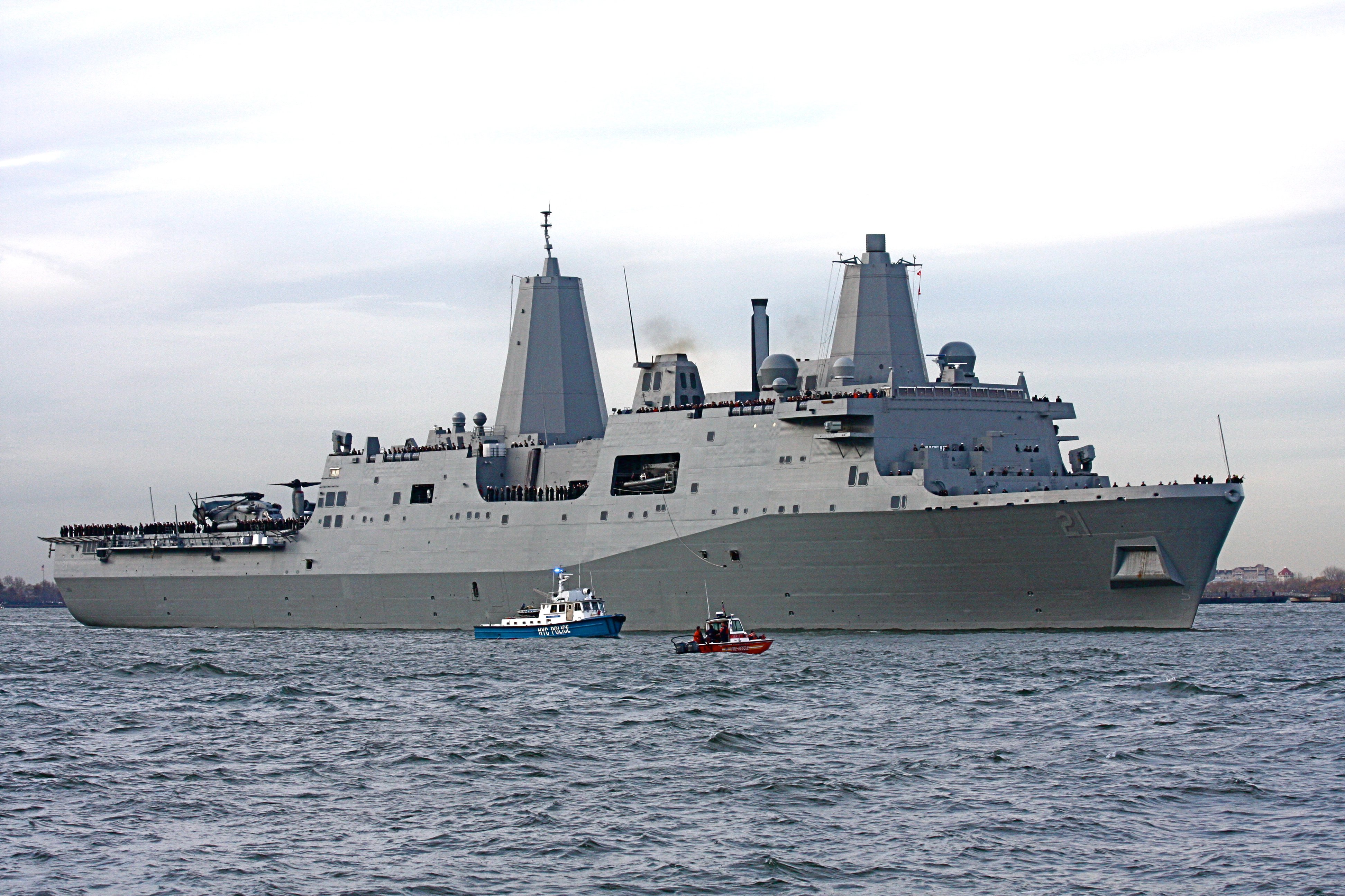USS_New_York_in_the_Hudson_River_200911