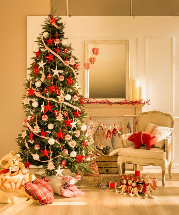 arbol-de-navidad-decorado-en-blanco-y-rojo-junto-chimenea-y-espejo-418662-o_1257dff1_995x1200