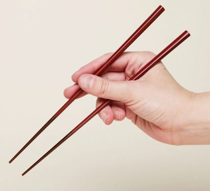 como-usar-los-palillos-japoneses-para-comer-768x702