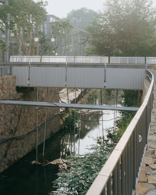 easel-bridge-xbtw-office_44