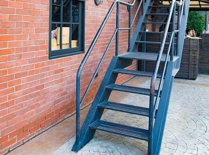escaleras-modernas-de-herreria-con-descanso-en-el-exterior-de-una-casa