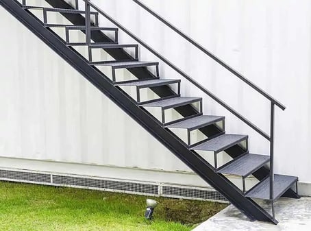 escaleras-modernas-de-herreria-con-escalones-de-lamina-antiderrapante-en-exterior-de-casa