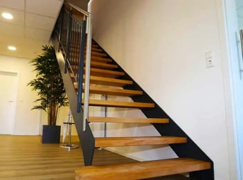 escaleras-modernas-de-herreria-elaboradas-con-acero-y-madera
