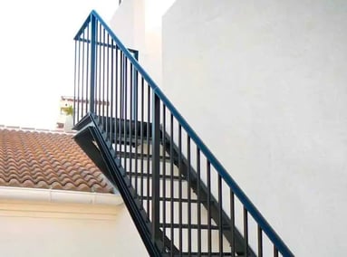 escaleras-modernas-de-herreria-para-azotea-en-espacio-de-casa-reducido
