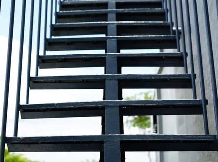 escaleras-modernas-de-herreria-tipo-rampa-de-tramo-corto