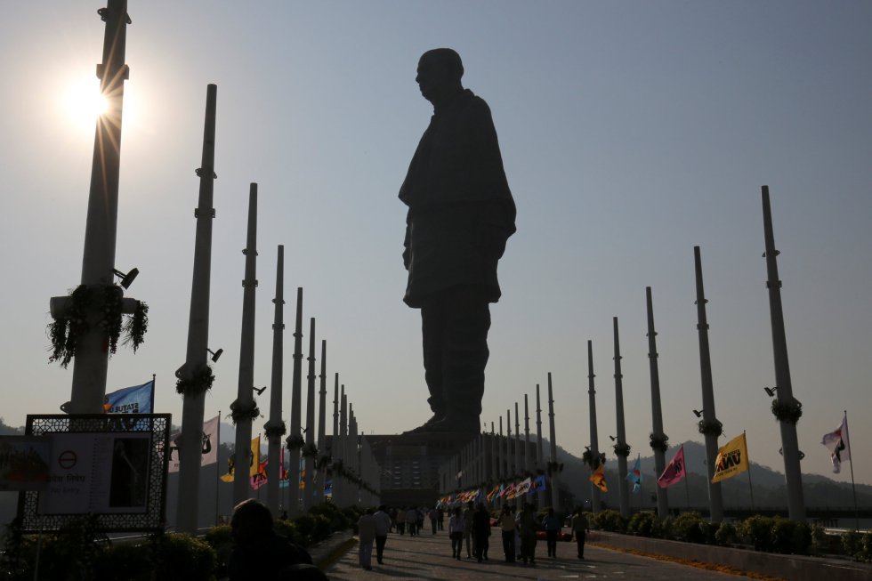 Laminas y Aceros estatua en india