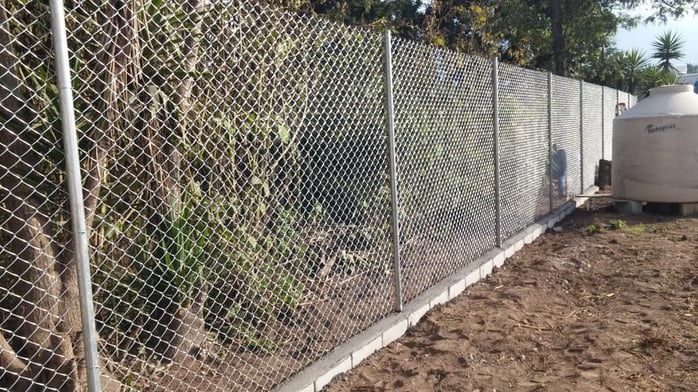 Cercos perimetrales con mallas y complementos