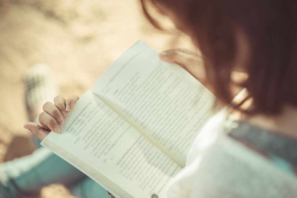 mujer-leyendo-libro-1024x683