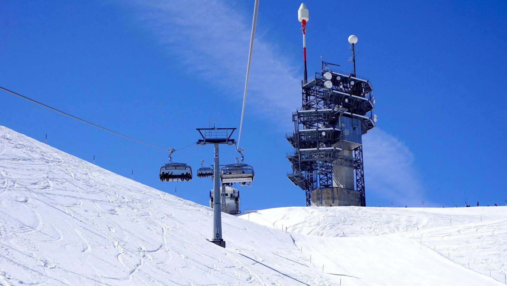suspended-ski-cable-car-view-and-station-titlis-free-photo
