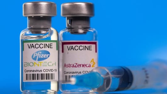 viales-vacunas-pfizer-astrazeneca-2340169