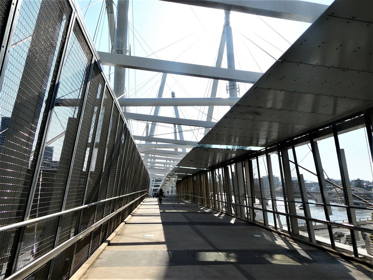 walking-on-kurilpa-bridge